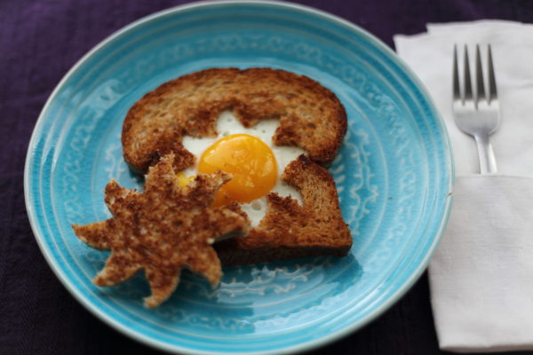 fried egg in sun-shape inside toast