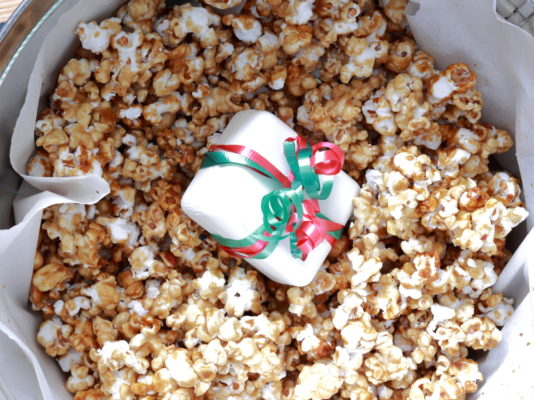 Caramel corn with a small gift box