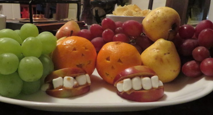 Fruit platter with apple-marshmallow mouths